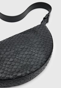 AllSaints HALFMOON SNAKE - Borsa a tracolla - black