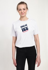 Bílý bavlněný tričko s grafickým textem navy a červené barvy "COLD AS ICE FOREIGNER." Krátké rukávy a kulatý výstřih; volný střih.