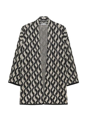 Vêtement d'extérieur style kimono en noir et blanc, présentant un motif ondulé, une ouverture frontale et de larges manches. Tissu texturé avec une finition douce.