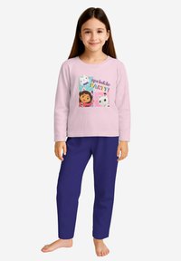 Maglietta a maniche lunghe di un tenue rosa chiaro con grafiche di cartoni animati e la scritta "sprinkle PARTY!"; abbinata a pantaloni solidi blu scuro. Tessuto morbido, vestibilità comoda.