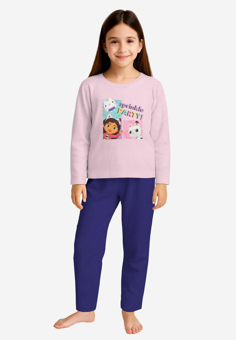 Maglietta a maniche lunghe di un tenue rosa chiaro con grafiche di cartoni animati e la scritta "sprinkle PARTY!"; abbinata a pantaloni solidi blu scuro. Tessuto morbido, vestibilità comoda.