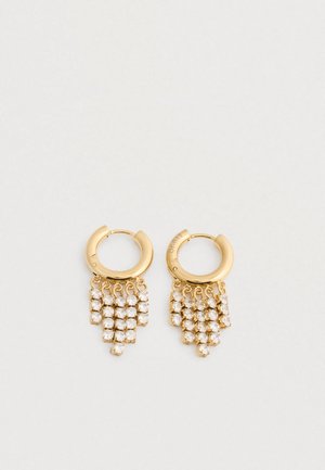 Χρυσά σκουλαρίκια κρίκοι με καταρράκτες από μικρές, διάφανες ρόμβους που σχηματίζουν ένα τριγωνικό φανό σχέδιο σε ανοιχτό φόντο.