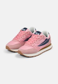 Scarpe da ginnastica rosa con tomaia in suede e sintetico, dettagli blu navy, chiusura con lacci, suola in gomma testurizzata e design a punta tonda.