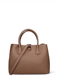 Bruine handtas van geruwd leer met dubbele bovenhandvatten en een afneembare schouderriem. Voorzien van een sluiting in goudkleurige hardware aan de voorkant.