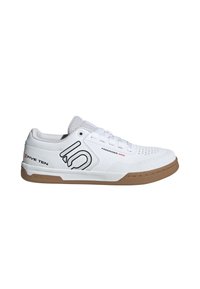 Scarpa sportiva bianca con tomaia texturizzata, dettagli cuciti, perforazioni e suola in gomma. Presenta un logo nero e la scritta "FREERIDER PRO".