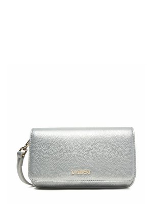 Silbernes Clutch-Portemonnaie aus strukturiertem Leder mit Handgelenksriemen und goldenem LASOCKI-Logo auf der vorderen Klappe.