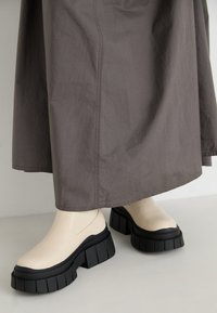 Kotníkové boty na platformě - off-white