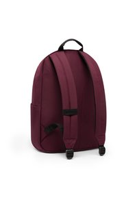 Rucsac maroniu cu curele de umăr îmbrăcate, accente negre, un mâner superior și buzunare laterale. Textură netedă și design aerodinamic.
