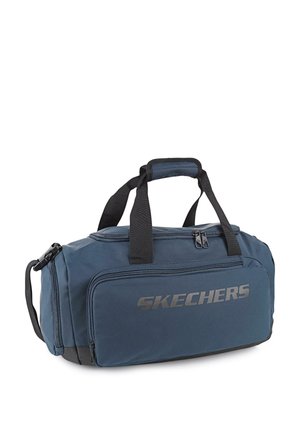Bolsa de deporte de nailon azul con múltiples compartimentos, acentos en negro, asas superiores y un logo frontal. Cuenta con un cierre principal con cremallera.