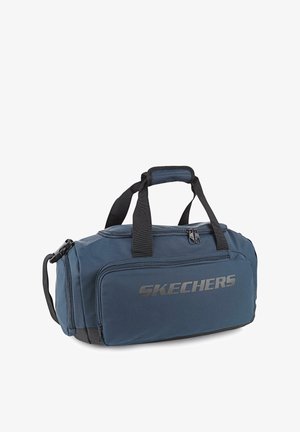 Bolsa de deporte de nailon azul con múltiples compartimentos, acentos en negro, asas superiores y un logo frontal. Cuenta con un cierre principal con cremallera.