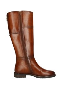 Hoher brauner Lederreitstiefel mit seitlichem Reißverschluss und niedrigem Blockabsatz, im Profil von rechts auf weißem Hintergrund dargestellt.