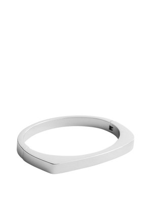 Sølv geometrisk armbånd med en let buet trekantet form og glat poleret finish.