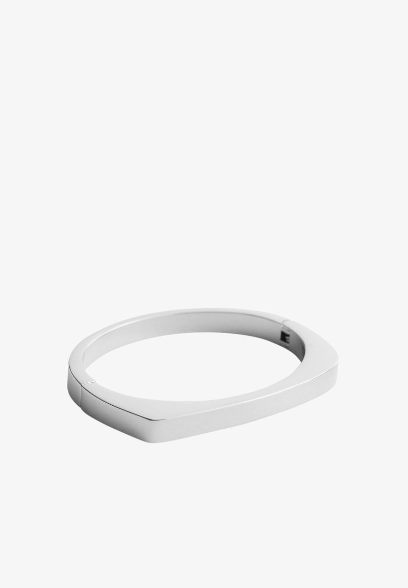 Bracelet jonc géométrique en argent avec une forme triangulaire légèrement arrondie et une finition lisse et polie.