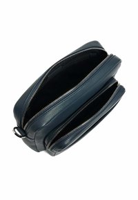 Bolso de cuero azul marino con dos compartimentos con cremallera, que presenta un exterior texturizado, herrajes plateados y una forma rectangular elegante.