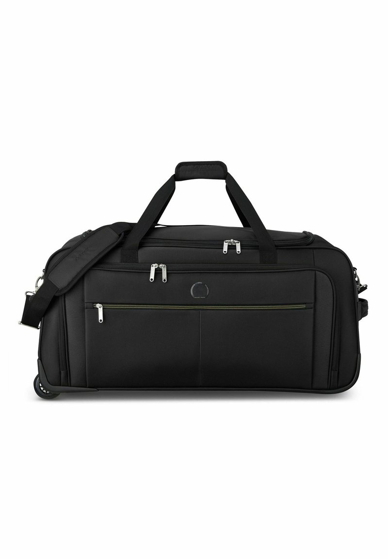 Bolsa de deporte negra de tipo duffel con dos asas superiores, una correa extraíble, bolsillo frontal con cremallera, acabado texturizado y cremallera de acento verde.