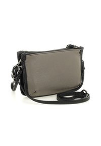 Borsa a tracolla compatta in pelle grigia con rifiniture nere, cerniera argentata e tracolla regolabile nera attorcigliata accanto su sfondo bianco.