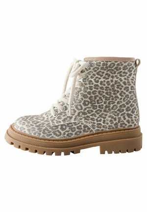 Højtop snørestøvle med gråt og hvidt leopardmønster og tyk brun gummisål med dybe slidbaner.