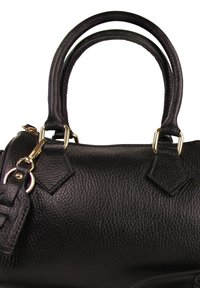 Zwarte leren handtas met een gestructureerd oppervlak, rond handvatten, gouden hardware accenten en een afneembare schouderband. Heeft diamantvormige details.