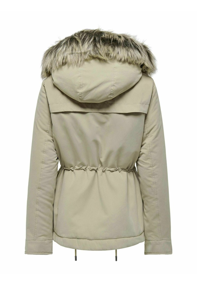 Beige isolierte Jacke mit Gummizug in der Taille, großer Kapuze und Kunstfellbesatz. Glatte Textur, gestepptes Design und lange Ärmel.