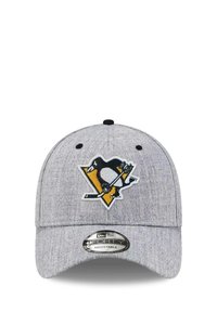 Graue verstellbare Baseballmütze mit einem gestickten Pittsburgh Penguins-Logo in Schwarz, Gelb und Weiß auf der Vorderseite.