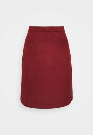 Falda de lana burdeos con cintura ajustada, corte recto y un ligero vuelo en el dobladillo. Detalle de costura en el lado izquierdo. Textura suave.