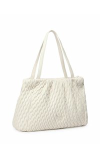 Witte leren tote bag met een textuur van golvende patronen, twee platte schouderbanden en een subtiele logodetail aan de onderkant. Ruimtelijk en gestructureerd ontwerp.