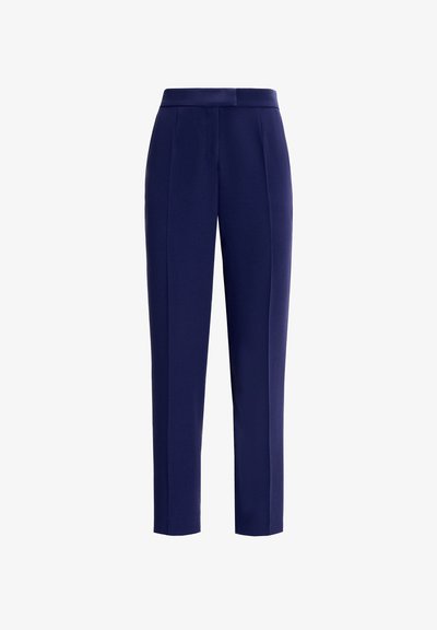 Tums zilas bikses, izgatavotas no gluda auduma, ar pielāgotu griezumu, priekšējo krokām un vidēji augstu jostasvietu.