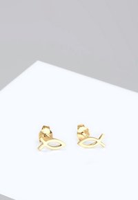 Pendientes de aro en forma de pez dorado con un acabado pulido, que presentan un diseño minimalista y una textura suave.