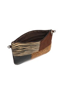 Smeđa clutch torba višestrukih tekstura koja sadrži životinjske uzorke, antilop i glatku kožu; zatvaranje na zip s unutarnjim džepovima za organizaciju.
