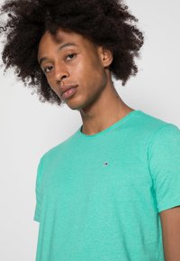 Tommy Jeans SLIM JASPE CREW NECK - T-shirt básica - tropic palm
