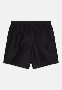 Pantalones de baño de satén negro con cinturilla elástica, un bolsillo trasero y textura suave. Diseño sencillo sin patrones ni acentos.