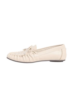 Beige læder mokasin flad sko med syet detalje, sløjfe pynt og små metaludsmykninger på overdelen, sideview.