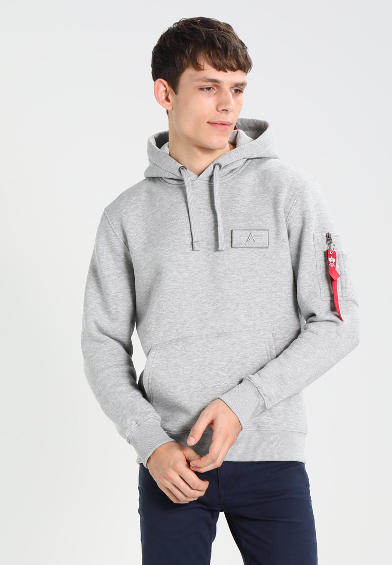 Felpa grigia in cotone con tasca frontale, cappuccio con lacci regolabili e una cerniera rossa di accento sulla manica sinistra. Design semplice.