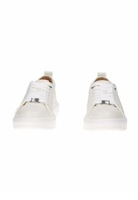 Baskets blanches en cuir texturé avec des embouts lisses. Elles sont dotées de lacets blancs, d'un accent argenté sur le côté et d'une poignée à l'arrière.