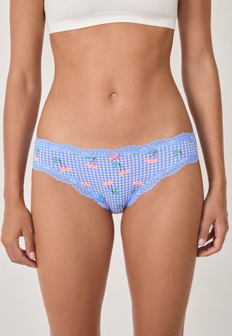 Culotte à carreaux bleus avec un motif fleuri de cerises, rehaussée d'une dentelle bleu clair. Tissu doux avec un ajustement confortable.