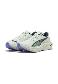 Lichte hardloopschoenen met een ademende bovenkant van mesh in off-white, met donkere groene accenten en een geprofileerde paarse zool voor grip.