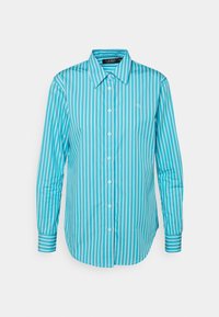 Turkos långärmad skjorta med vertikala vita ränder, knapp-up krage och en subtil logotyp på bröstet. Bomullstyg med en slät textur.
