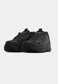 Pár černých trailových běžeckých bot s texturovanou podrážkou a vzorovaným bočním detailem, zobrazených na jednobarevném bílém pozadí.