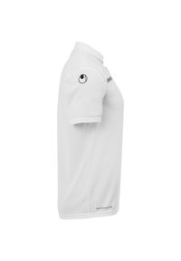 Hvid polo t-shirt med korte ærmer, lavet af glat stof. Har et sort logo på ærmet og en lille tekstdetalje ved sømmen.
