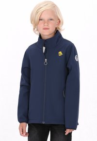Marinblå softshell-jacka med hög krage, dragkedjestängning och gult logo på bröstet; har långa ärmar och en elegant design.