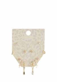 Set di orecchini color oro con vari design: perni, ganci curvi e stili pendenti con gemme trasparenti e pastello su una scheda decorata.