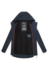Chaqueta impermeable de marina, capucha ajustable, acentos rojos, cierre de cremallera, forro interior negro, múltiples bolsillos, etiqueta de la marca en el interior.