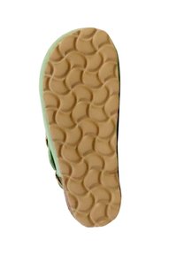 Skoens sål har et tekstureret, bølget mønster i brunt gummi, omgivet af en grøn øvre sektion med en glat finish.