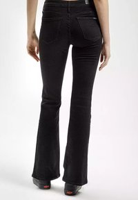 Czarne dżinsy w formie dzwonów, wykonane z denimu, z tylnymi kieszeniami, wysokim stanem oraz gładką fakturą z delikatnym połyskiem.