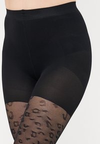 Sorte leggings med en glatt tekstur og en pustende gjennomsiktig seksjon med et leopardmønster på leggmuskelen.