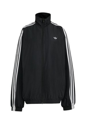 Chaqueta de pista negra de poliéster con cuello alto, cierre de cremallera y puños elásticos. Presenta tres franjas blancas en cada manga y un pequeño logotipo.