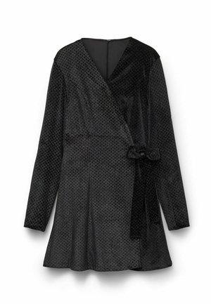 Czarna sukienka o kopertowym kroju z długimi rękawami, dopasowaną górą i rozkloszowanym dołem. Charakteryzuje się teksturowanym wzorem i detalem w postaci bocznego wiązania.