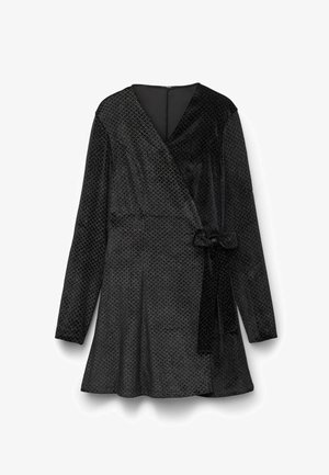 Czarna sukienka o kopertowym kroju z długimi rękawami, dopasowaną górą i rozkloszowanym dołem. Charakteryzuje się teksturowanym wzorem i detalem w postaci bocznego wiązania.
