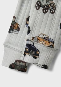 Kokvilnas auduma pidžamu piedurkne ar pelēku ribotu tekstūru, kurā redzami krāsaini vintage automobiļu motīvi dažādās formās un izmēros.