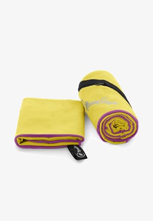 Gelbes Mikrofaserhandtuch, zusammengerollt in einem schwarzen Reißverschlusstasche. Mit lila Einfassung entlang der Kanten. Weiche Textur, leichtes Design, kompakte Größe.